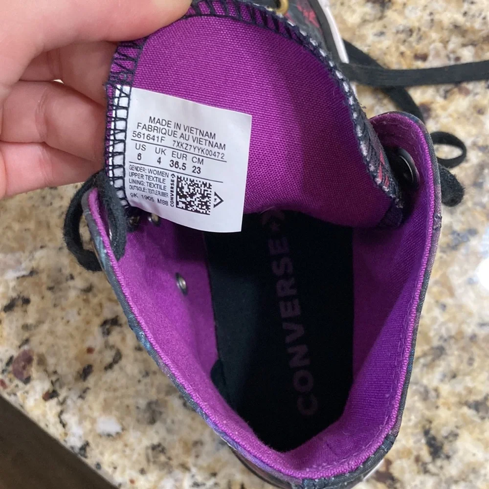 Women’s size 6 purple converse - Picture 3 of 5